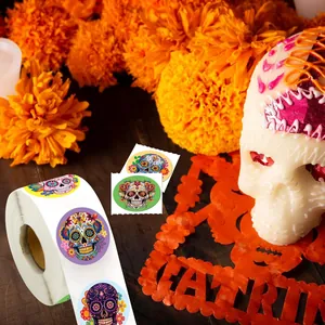 Dettaglio di adesivi con teschio colorato per decorazioni festive di feste di Halloween