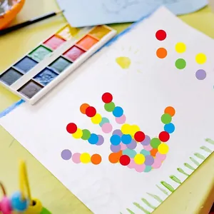 Autocollants ronds colorés disposés en forme de main pour bricolage enfant