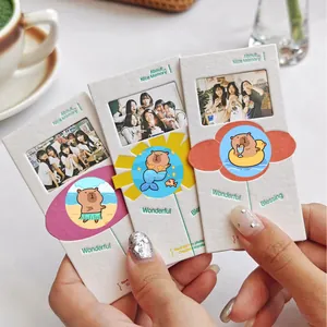 Detailansicht süßer Capybara-PVC-Sticker mit Strandmotiven auf DIY-Geschenkkarten für Dekoration