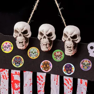 Dettaglio di adesivi graffiti teschio di Halloween colorati per decorazione festa fai da te
