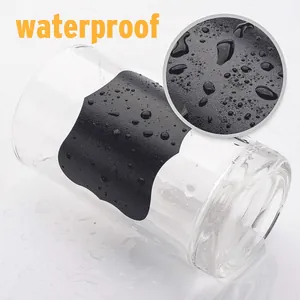 Makroansicht wasserfester Tafelaufkleber mit matter Textur und Wassertropfen