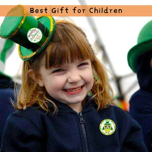 Petite fille portant des autocollants de chouette et trèfle de la Saint-Patrick