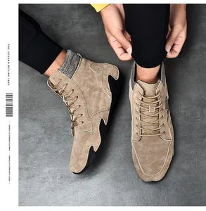 Vista superior de botas de ante color caqui con cómodo cuello de calcetín tejido