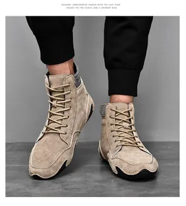 Primer plano de botas estilo británico para hombre con cuello de punto y cordones.