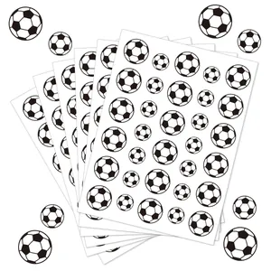 Primer plano de pegatinas de balones de fútbol blanco y negro de varios tamaños