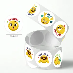 Vista detallada del rollo de pegatinas de recompensa con caras emoji y escala de 1 pulgada
