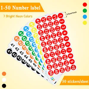 Primer plano de pegatinas circulares numeradas del 1 al 50 en varios colores.