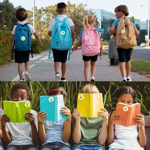 Vista detallada de pegatinas de recompensa emoji aplicadas en mochilas y libros