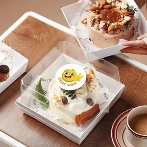Primer plano de una pegatina de recompensa de carita sonriente amarilla en una caja de pastel