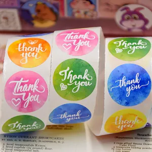 Detalle de pegatinas redondas de acuarela Thank You con diseños de corazones en colores.