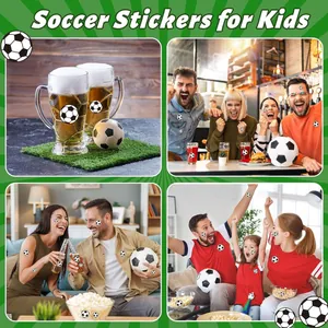 Pegatinas de fútbol para niños en caras, vasos y ropa en alegres escenas de fiesta