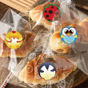 Primo piano di adesivi con animali usati come sigilli per sacchetti di pasticceria
