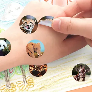 Vista dettagliata di adesivi premio con animali realistici per bambini sulla pelle.