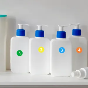 Vista detallada de pegatinas de números redondas de colores 1 a 4 en botellas blancas