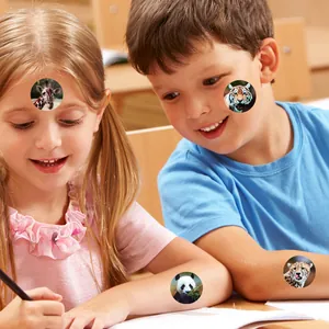 Dettaglio di bambini che indossano adesivi premio con animali realistici in classe