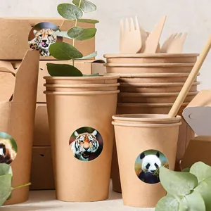 Adesivi premio animali applicati su tazze e scatole di carta kraft ecologica
