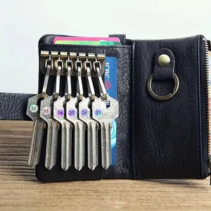 Irisierende Laser-Nummernaufkleber 32-37 auf Metallschlüsseln in einer Brieftasche.