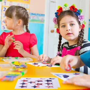 Bambini che usano adesivi a stella e cuore per il Giorno dell'Indipendenza.