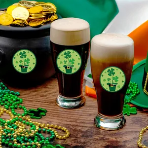 Adesivi trifoglio di San Patrizio applicati su bicchieri di birra e vaso d'oro