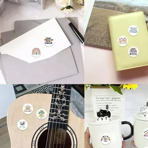 Motivierende Aufkleber auf Tagebuch, Gitarre und Tasse für kreative DIY-Dekoration
