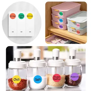 Detalle de etiquetas circulares de colores en interruptores, cajas y especias