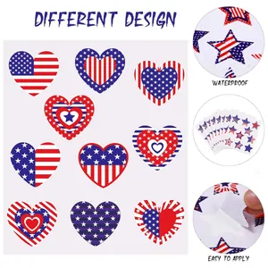 Vista dettagliata di 10 adesivi a cuore patriottici con proprietà impermeabili.