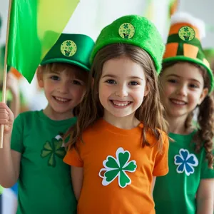 Adesivi a trifoglio per San Patrizio applicati sui cappelli dei bambini per la festa