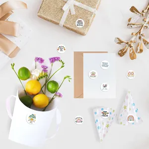 Detailansicht bunter Motivationsaufkleber auf Geschenkboxen und Umschlägen für DIY