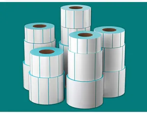 Pile di rotoli di etichette termiche bianche per stampanti termiche di codici a barre