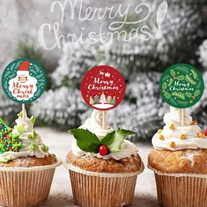 Primer plano de pegatinas navideñas usadas para decorar cupcakes.