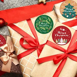 Pegatinas redondas de Navidad en cajas de regalo festivas de papel kraft con cintas