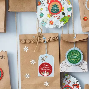 Pegatinas redondas festivas Merry Christmas aplicadas en bolsas de regalo kraft
