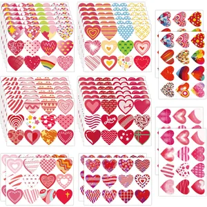 Mehrere Bögen mit dekorativen Herzaufklebern mit bunten Doodle-Mustern für DIY-Projekte.