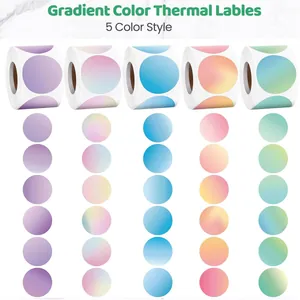 Primer plano de cinco rollos de etiquetas térmicas circulares con degradado de colores.