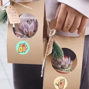 Süße Capybara-Cartoon-Aufkleber auf Kraftpapiertüten für Strand-Themen-Geschenkverpackungen