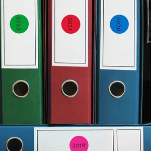 Gros plan d'autocollants ronds colorés pour l'étiquetage des classeurs de bureau