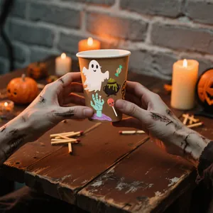 Detailansicht von Halloween-Cartoon-Aufklebern auf Pappbecher in gruseliger Atmosphäre