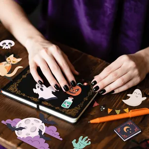 Detailaufnahme von gruseligen Halloween-Cartoon-Aufklebern auf einem schwarzen Notizbuch