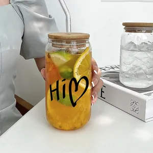 Vue détaillée d'un autocollant décoratif cœur 'Hi' sur un verre de boisson fruitée