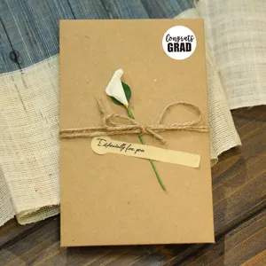 Gros plan d'un autocollant de remise de diplôme Congrats GRAD sur boîte cadeau kraft