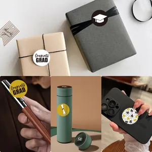 Détails d'autocollants ronds de remise de diplôme sur boîtes cadeaux et accessoires tech