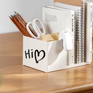 Gros plan d'un organiseur de bureau blanc avec autocollant cœur Hi pour papeterie