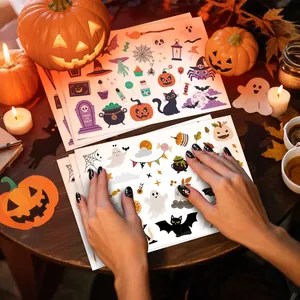 Detailansicht der Halloween-PVC-Sticker mit Gespenstern und Kürbissen auf einem Tisch