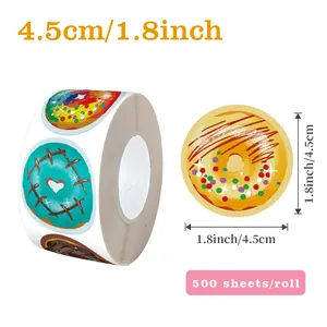 Dettaglio del rotolo da 500 adesivi colorati a forma di ciambella da 4,5 cm per pacchi
