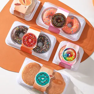 Dettaglio ravvicinato di adesivi sigillanti per ciambelle colorate su confezioni trasparenti