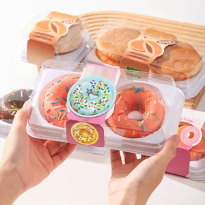 Primo piano di adesivi a tema ciambella come sigilli decorativi per dolci e box