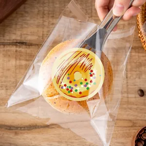 Dettaglio di un adesivo colorato a forma di ciambella su un sacchetto per dolci
