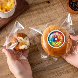 Primo piano di un adesivo colorato a forma di ciambella per dolci