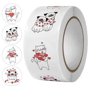 Vista detallada del rollo de pegatinas decorativas redondas con gatos y pugs para regalos