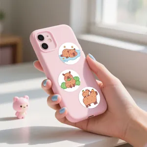 Nahaufnahme süßer Cartoon-Wasserschwein-Aufkleber auf einer rosa Handyhülle für DIY
